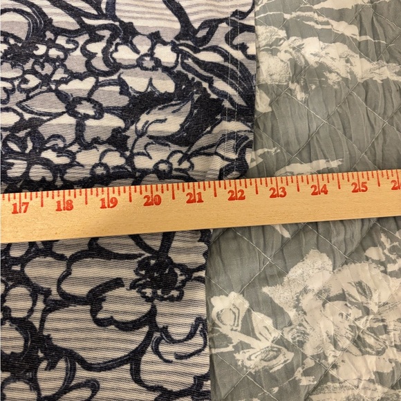 Elegant Floral Women's Blouse in Black and White - Picture 4 of 8